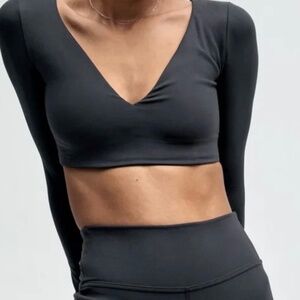 Lululemon Large NWT  Everlux V-neck Lon-Sleeve Bra Top A/B Cup BLACK